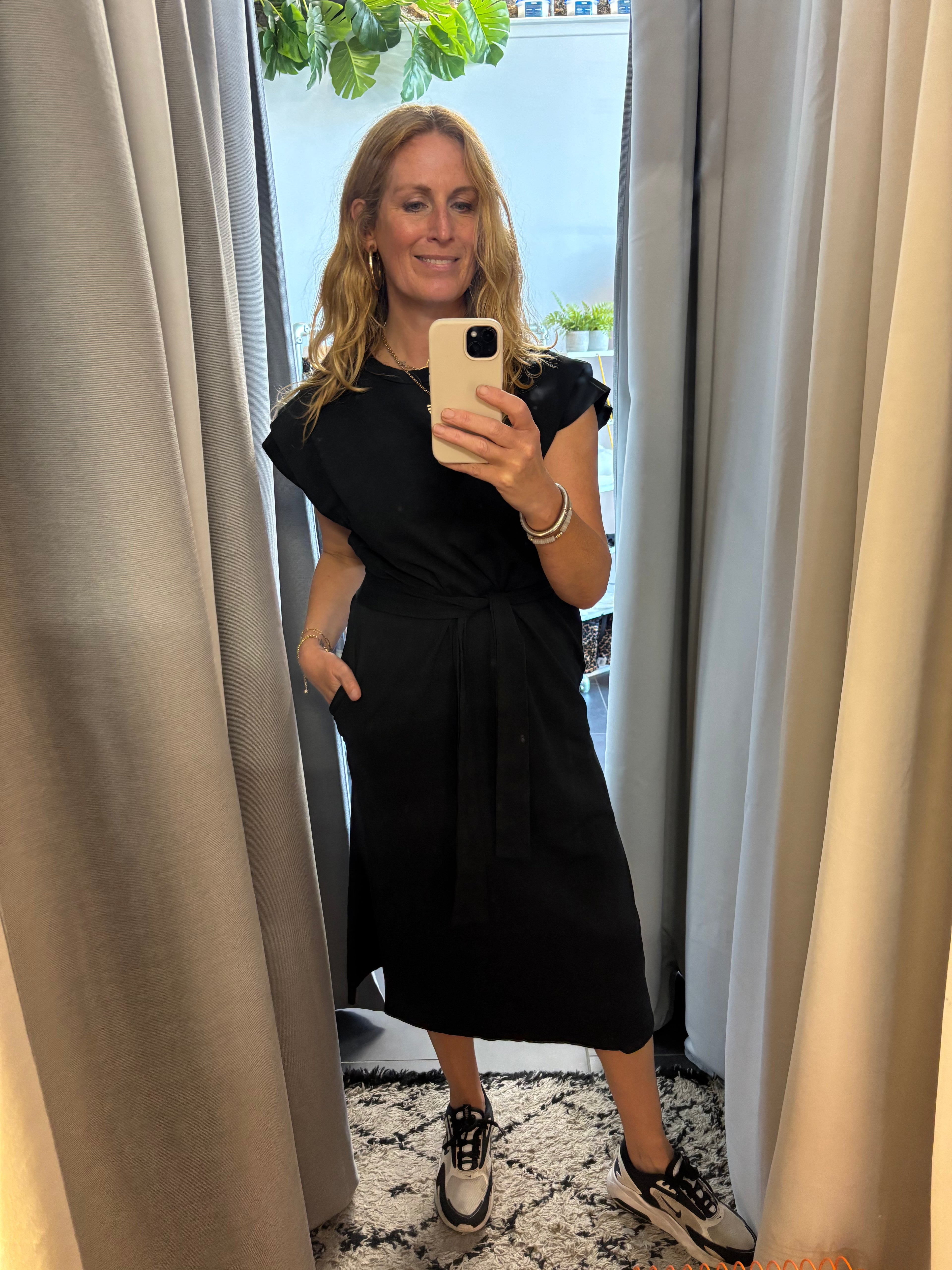 Cap Sleeved Midi Dress in Black (ONE SIZE)