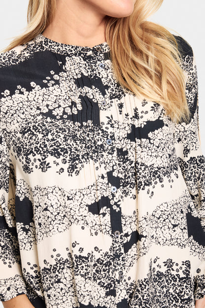 Saint Iselin Blouse in Black Wavey Print