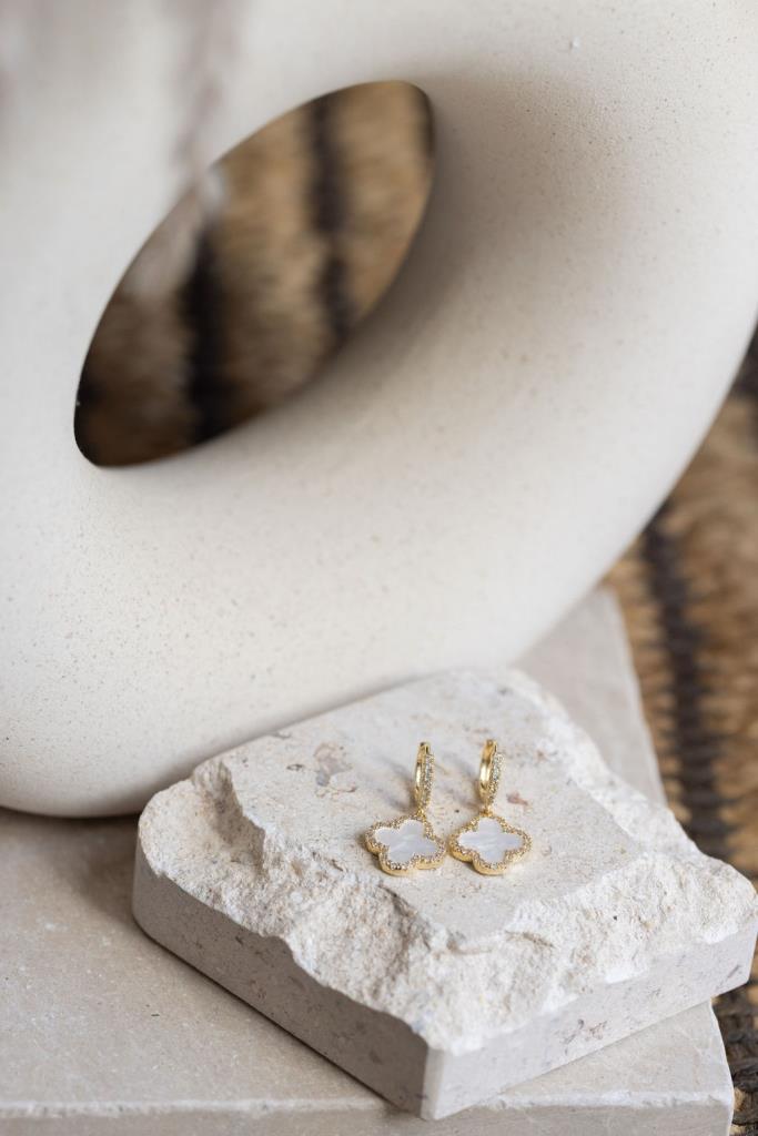 Pearl White Clover Huggie Earrings In Gold