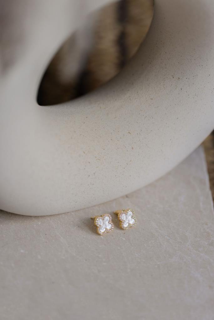 Pearl White Clover Stud Earrings In Gold