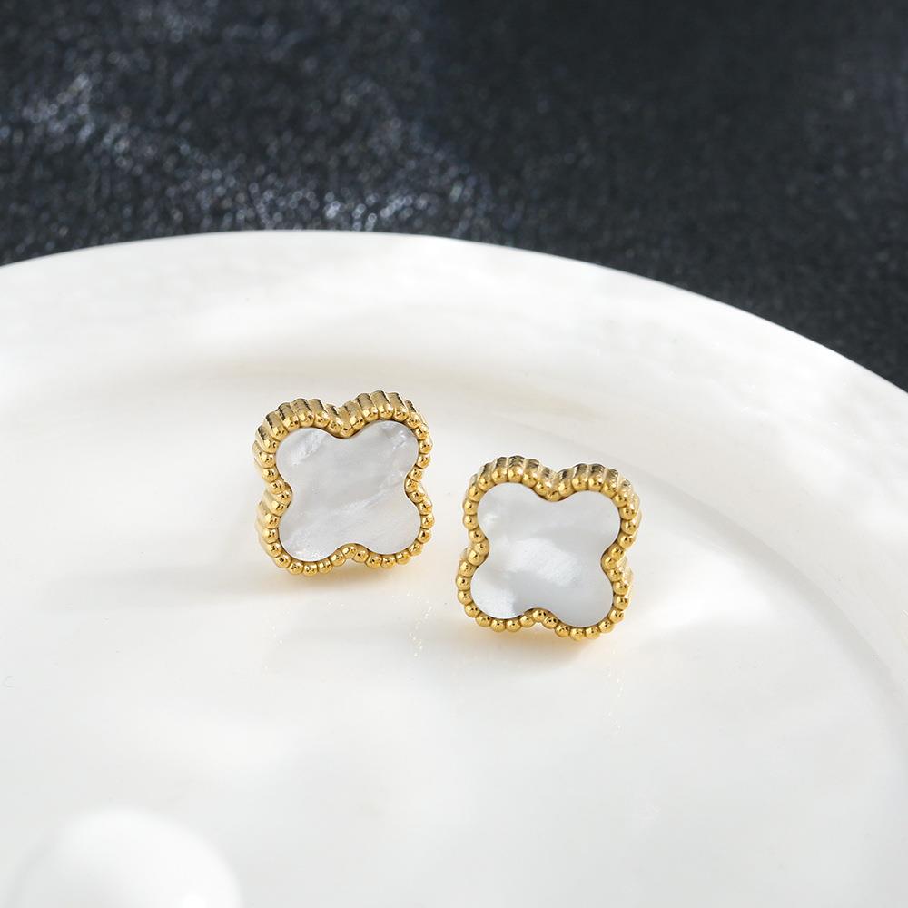 Pearl Clover Stud Earrings In Gold