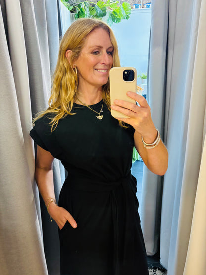 Cap Sleeved Midi Dress in Black (ONE SIZE)