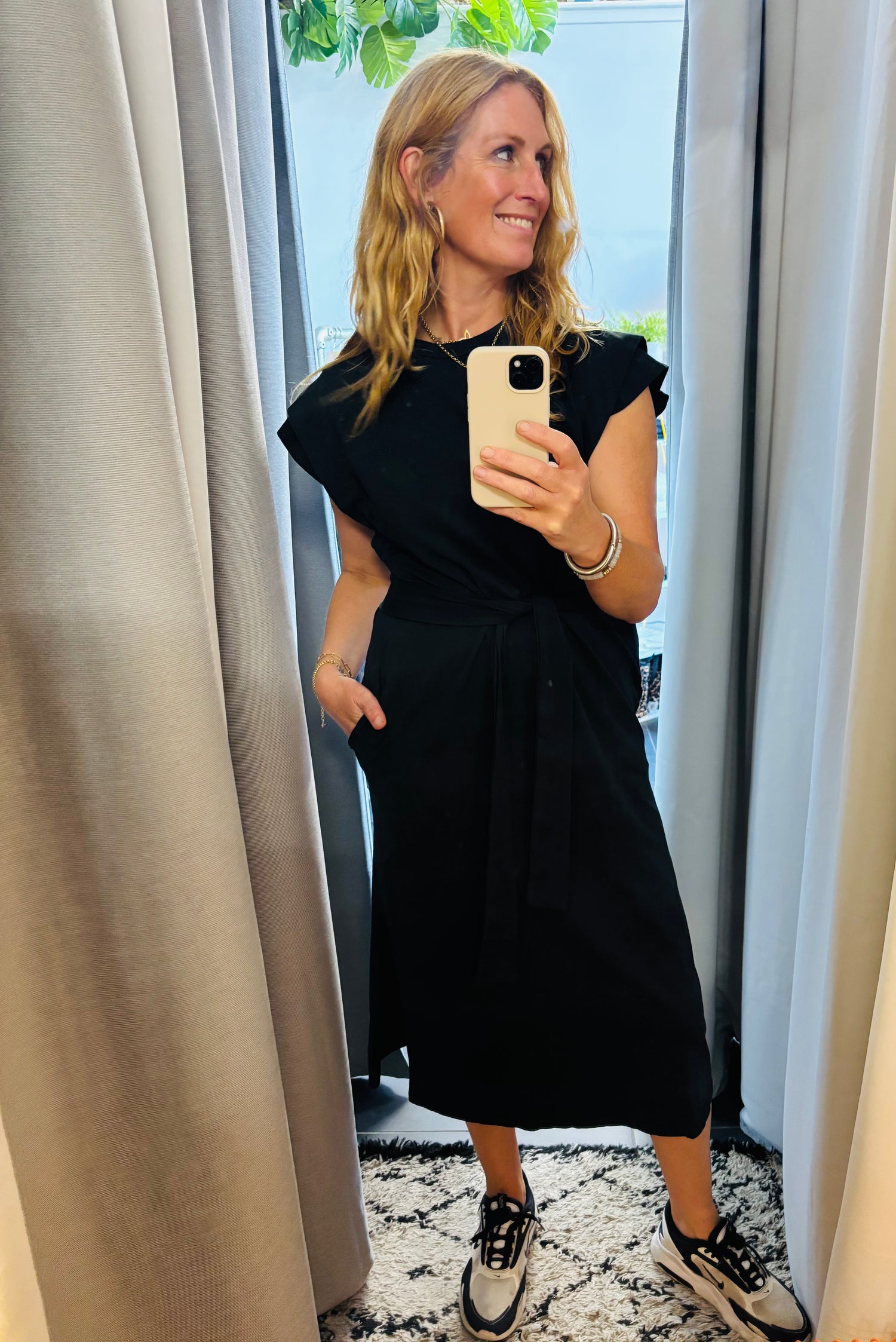 Cap Sleeved Midi Dress in Black (ONE SIZE)