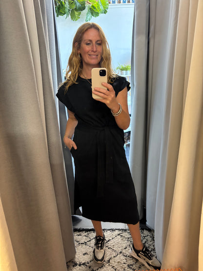 Cap Sleeved Midi Dress in Black (ONE SIZE)