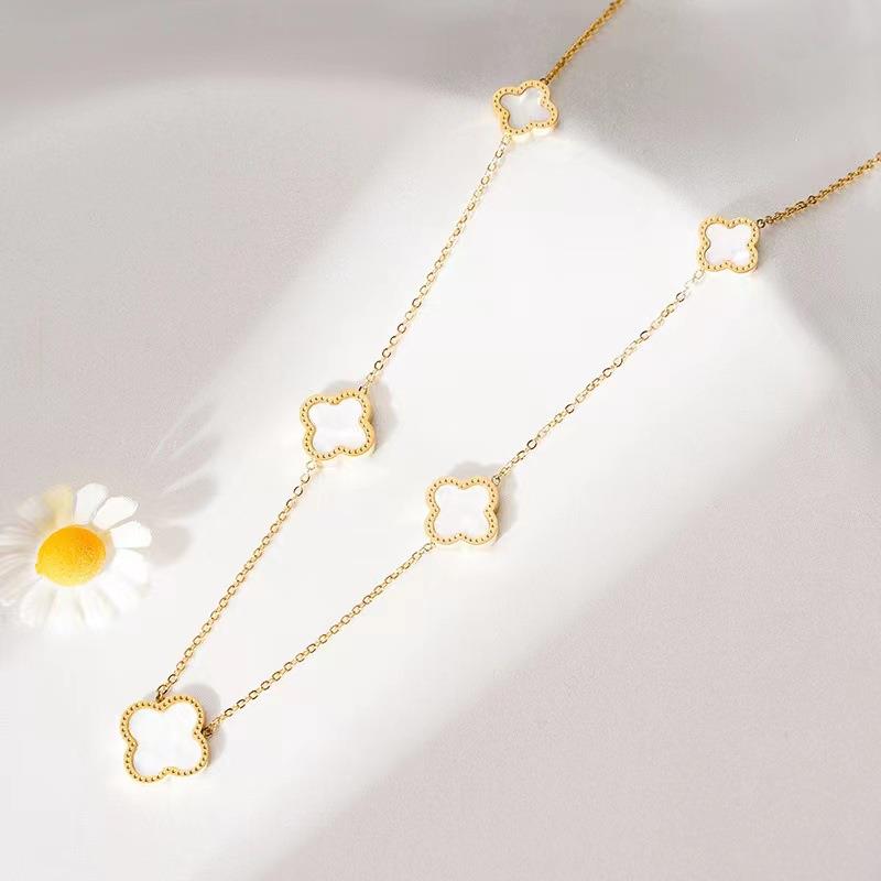 Five Clover Necklace in Gold and White Pearl